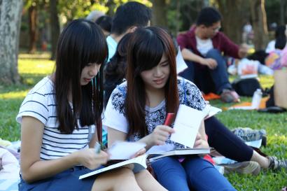 grass-person-people-park-student-asia-732270-pxhere.com.jpg