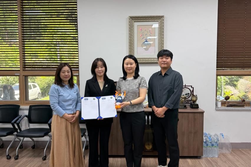 A group of delegates from SAF Korea and Honam University hold a memorandum of understanding.  