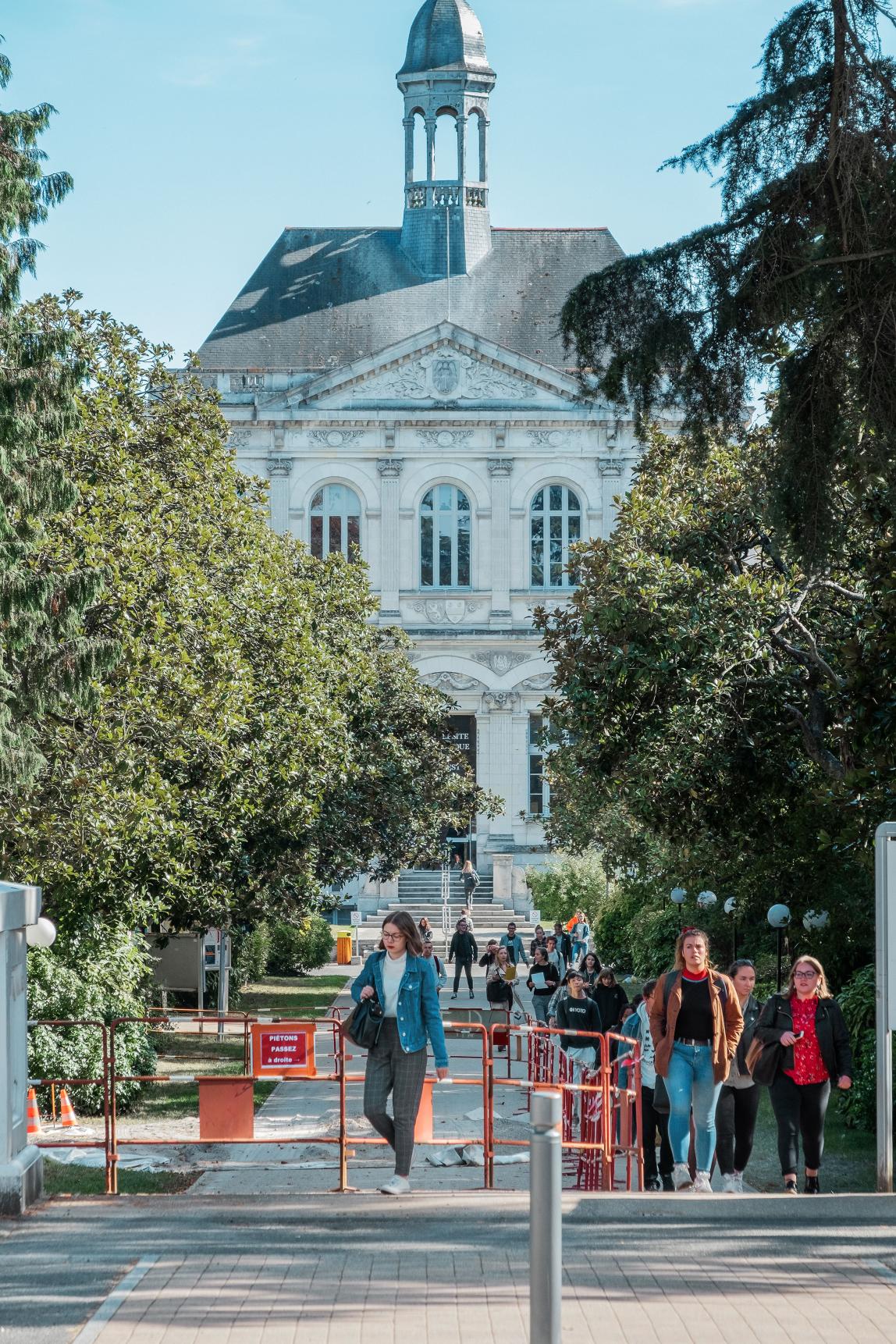 Universite Catholique de L'Ouest Content 01