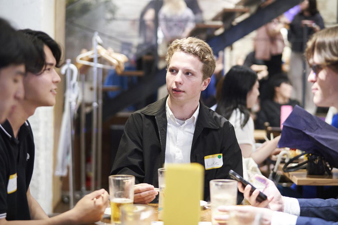 Alumni Partyに参加するIESの学生