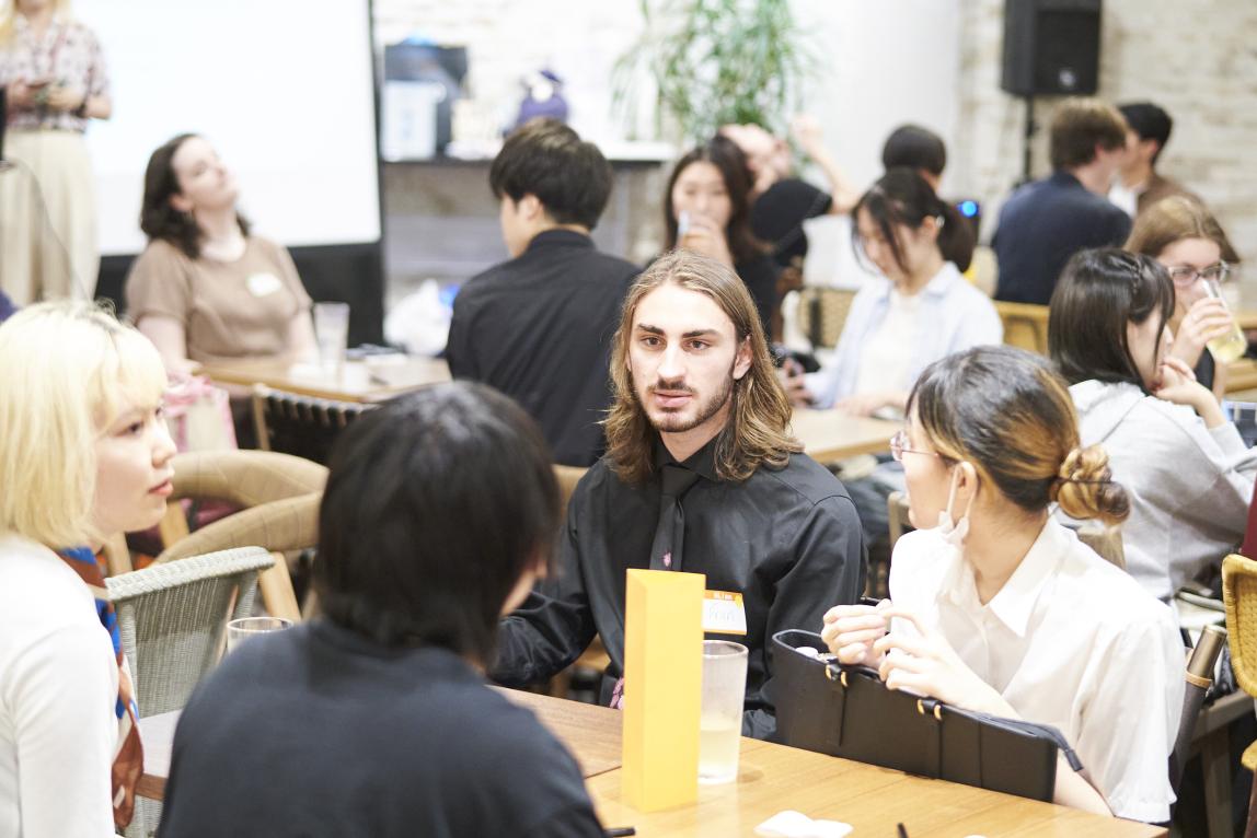 会話を楽しむ参加者たち