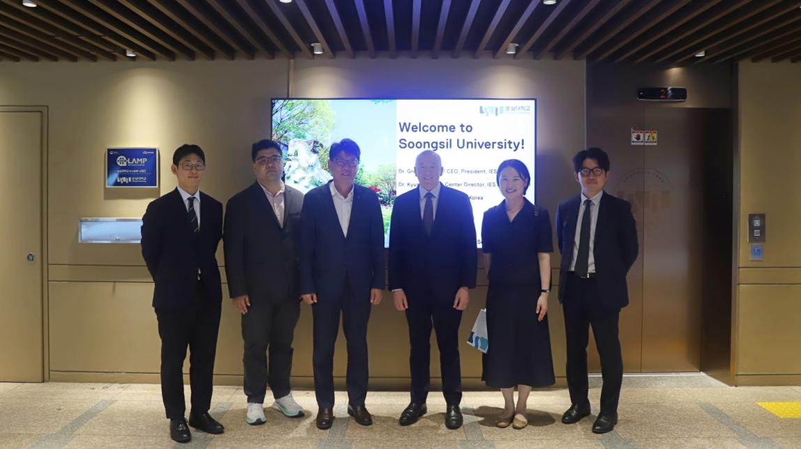 Dr. Greg Hess and Soongsil University faculty.