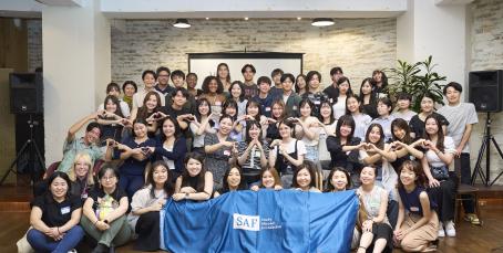 SAF Alumni Event - Group photo of students with banner