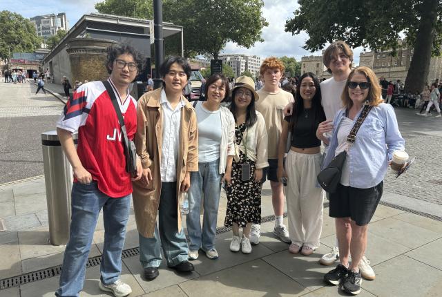 Staff and students from IES London Centre and SAF Senior Associate VP Carol Carmody welcome Chinese university delegates in London