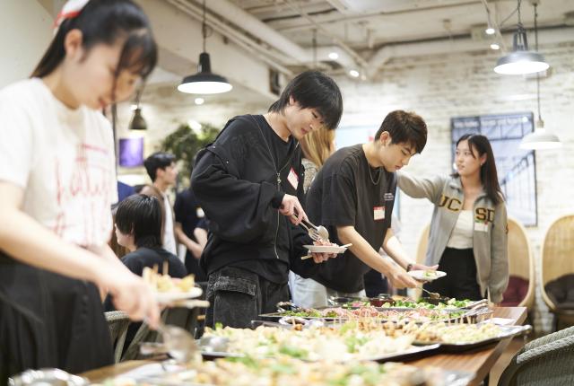 2025/6/14 Alumni Partyで食事を楽しむ参加者