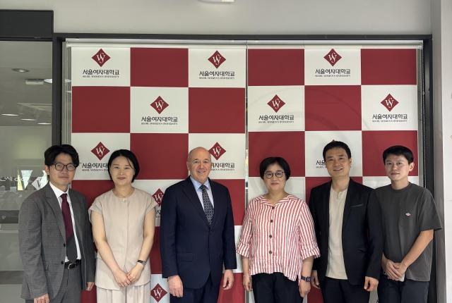Dr. Greg Hess and IES Global Seoul Center staff with Seoul Women's University faculty.