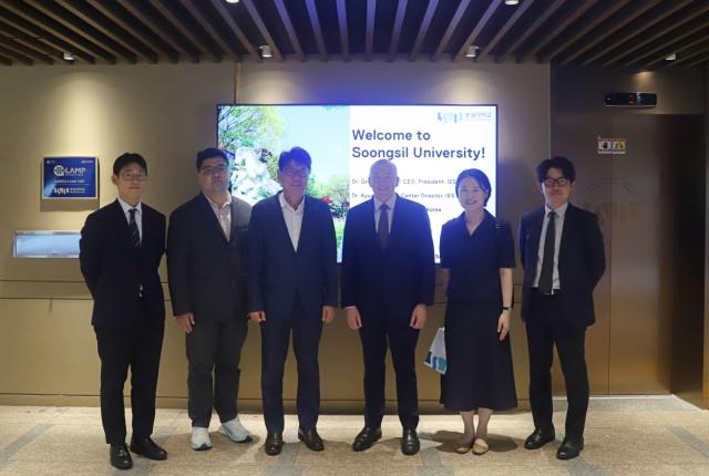 Dr. Greg Hess and Soongsil University faculty.