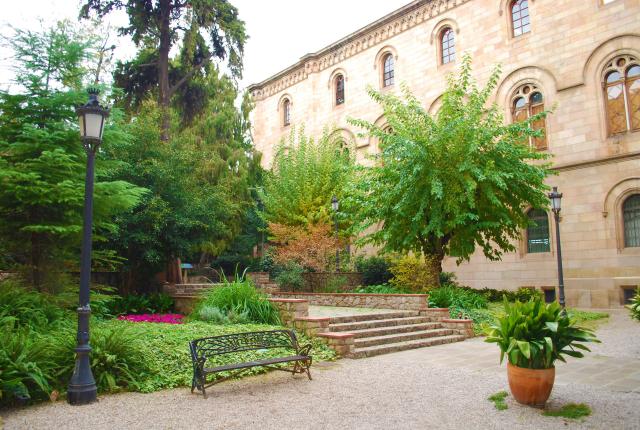 Universitat de Barcelona's campus that features lush gardens and outdoor seating.