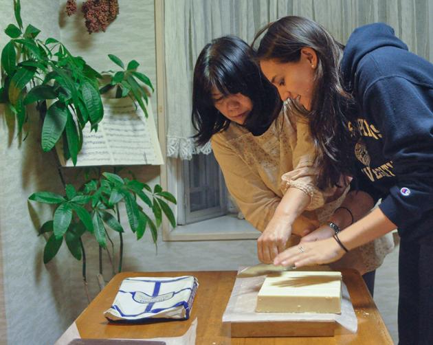 A student and their host mother cut tofu together in a Nagoya Homestay.