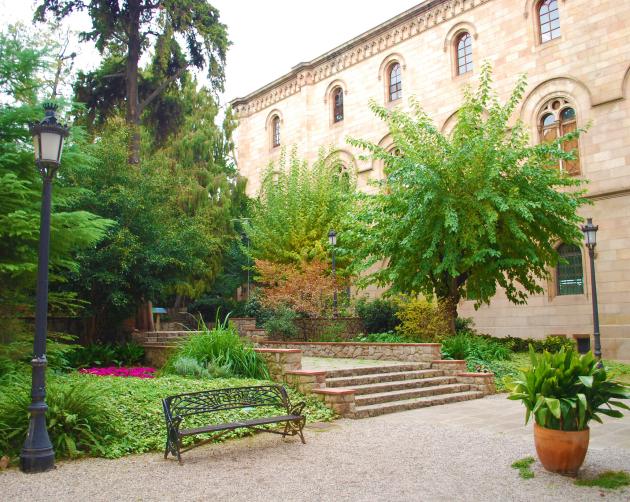 Universitat de Barcelona's campus that features lush gardens and outdoor seating.