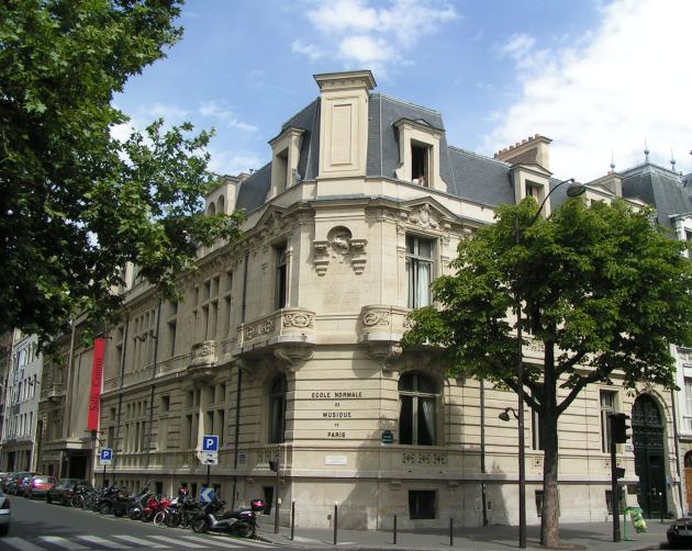 A French-style building with the text "Ecole Normale de Musique de Paris" (the Normal School of Music in Paris).