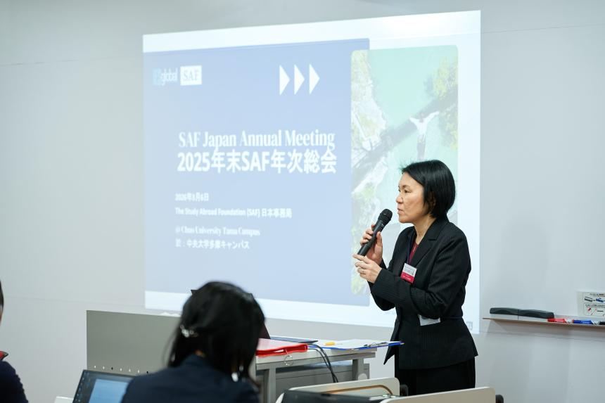 年次総会であいさつを行うSAFの上林