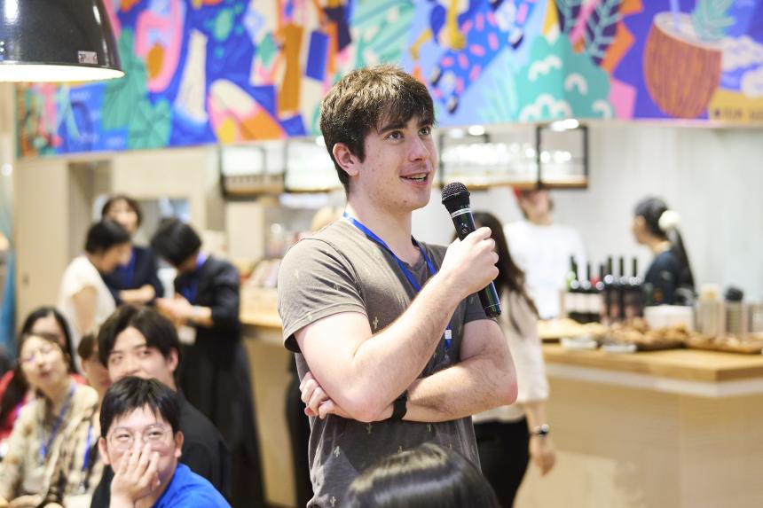 An IES Abroad student sharing their story at the SAF Japan Alumni Party.