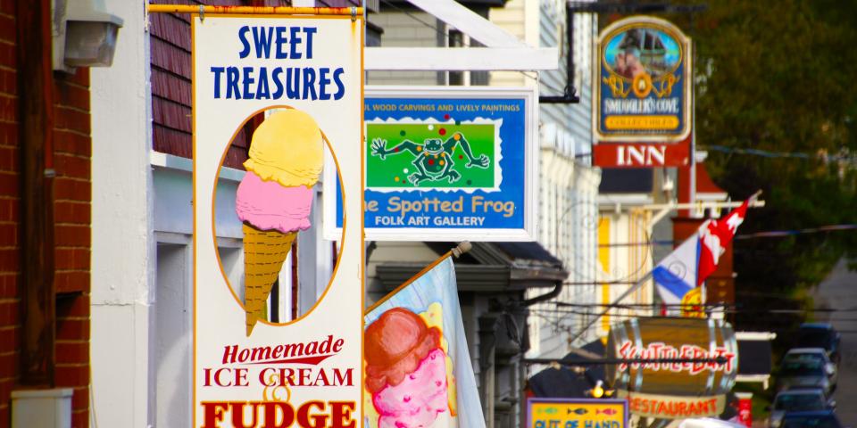 Businesses_along_the_north_side_of_Montague_Street,_Lunenburg,_Nova_Scotia.jpg