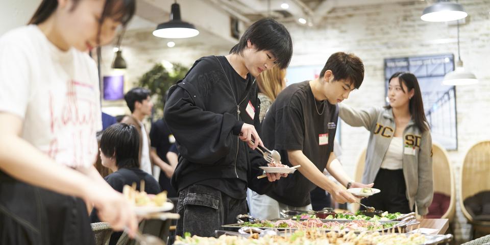 2025/6/14 Alumni Partyで食事を楽しむ参加者