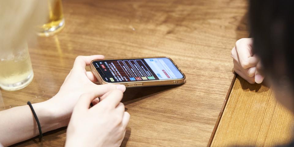 Alumni Partyでクイズに取組む参加者